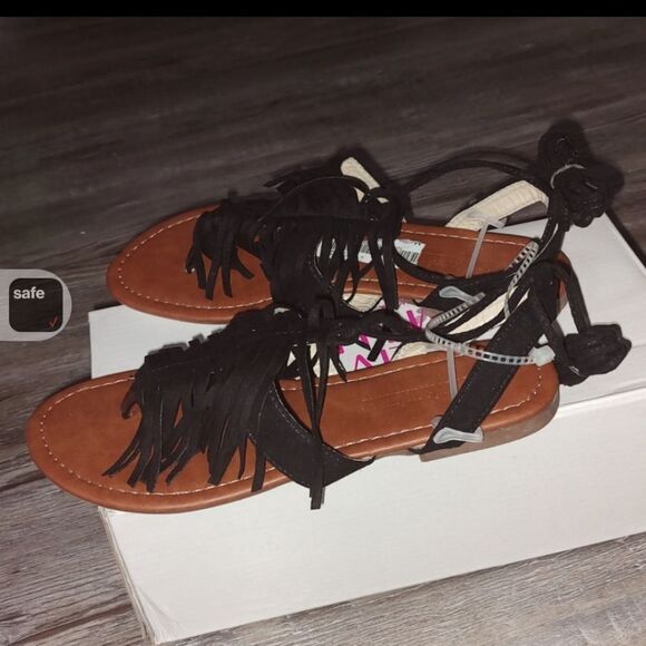 Olivia Miller Black Fringe Sandals Sz 6 NIB - Picture 2 of 6